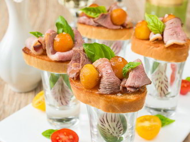 Рецепт мини-брускетт с уткой и карамелизированными яблоками