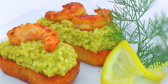 Зеленая брускетта с креветками