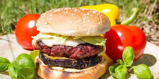 Бургер-гриль с сочным баклажаном