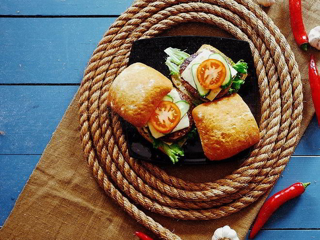 Рецепт бургера из мраморной говядины в чиабатте