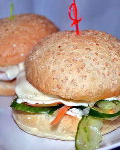 Бургер с индейкой и сочными овощами