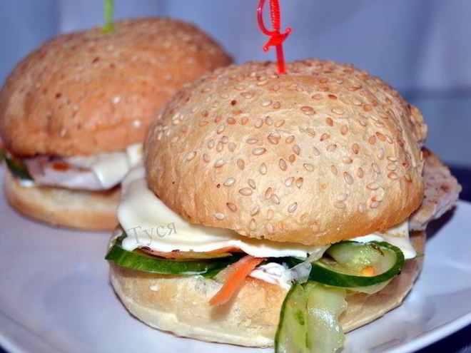 Рецепт бургера с индейкой и сочными овощами