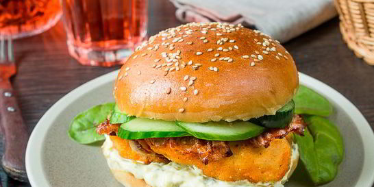 Бургер с куриным филе и беконом