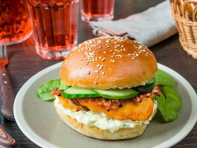 Рецепт бургера с куриным филе и беконом