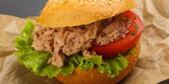 Бургер с тунцом и моцареллой