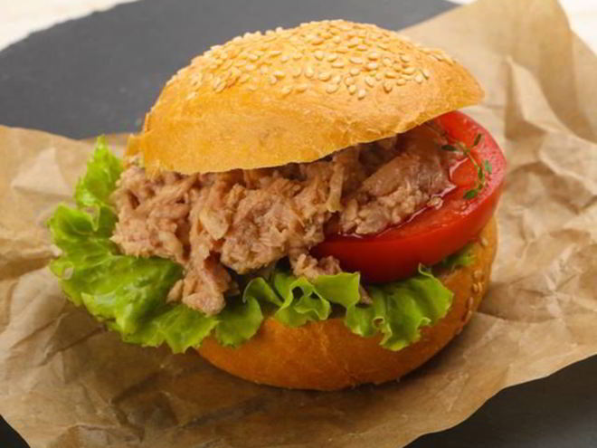 Рецепт бургера с тунцом и моцареллой