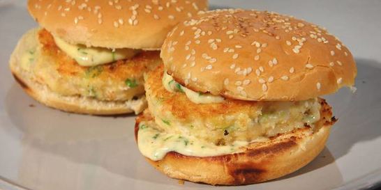 Бургеры с креветками и зеленым луком