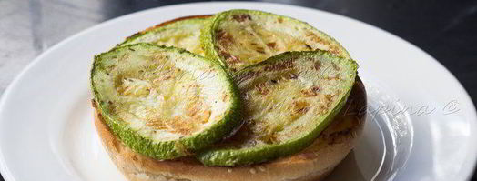 домашний чикенбургер с цукини и соусом цацики. Шаг 10