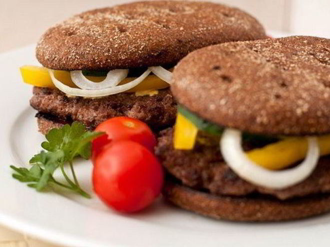 Рецепт гамбургера с ржаным хлебом и говяжьей котлетой