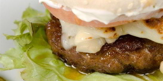 Горячие гамбургеры с брынзой и говядиной