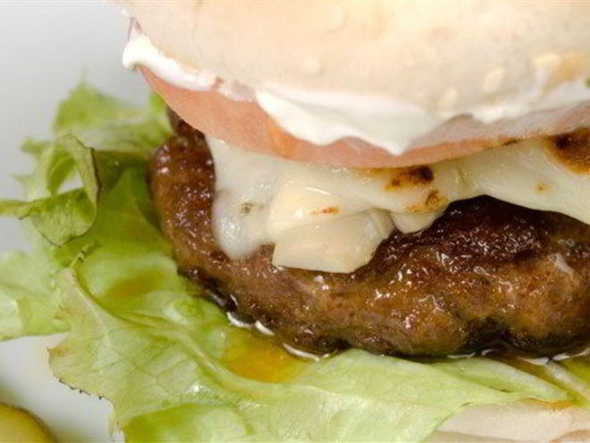 Рецепт горячих гамбургеров с брынзой и говядиной