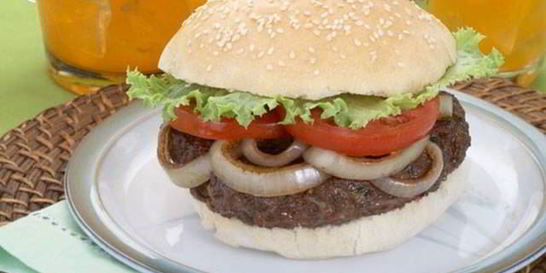 Сочный гамбургер с луком