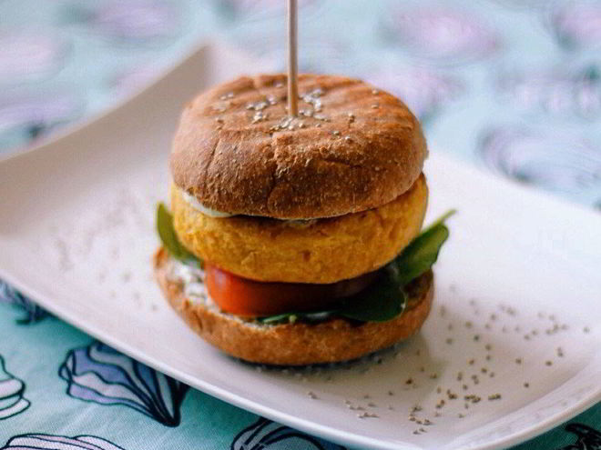 Рецепт вегетарианского бургера из нута с соусом из йогурта