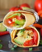 Буррито с авокадо и яичницей-скрэмбл