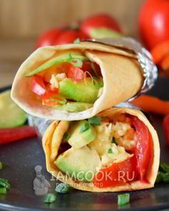 Буррито с авокадо и яичницей-скрэмбл