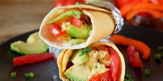 Буррито с авокадо и яичницей-скрэмбл