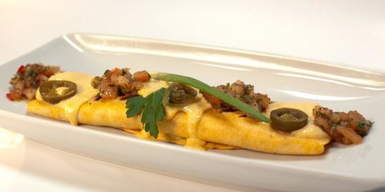 Буррито с говядиной и сырным соусом