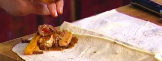 буррито с индейкой, помидорами и сыром. Шаг 12