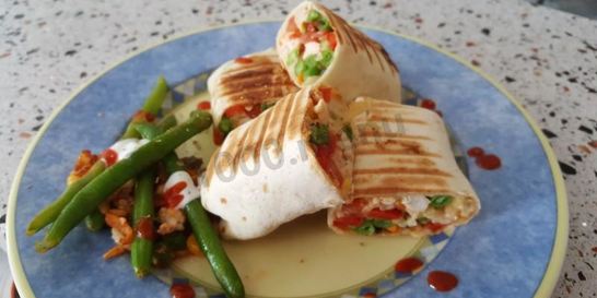 Буррито с курицей и стручковой фасолью