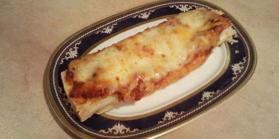 Буррито с курицей и томатным соусом