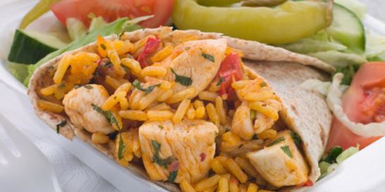 Буррито с цыпленком, рисом и салатом