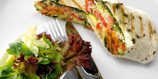 Буррито с жареными овощами и песто
