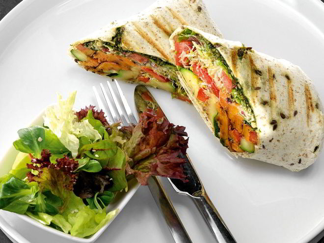 Рецепт буррито с жареными овощами и песто