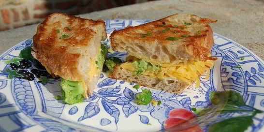 Бутерброд с брокколи и сыром