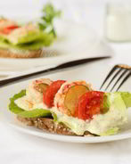 Бутерброд с креветками и соусом ремулад