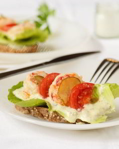 Бутерброд с креветками и соусом ремулад