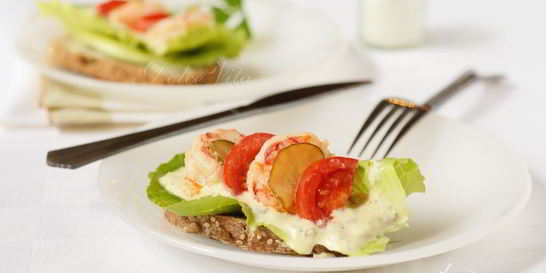 Бутерброд с креветками и соусом ремулад