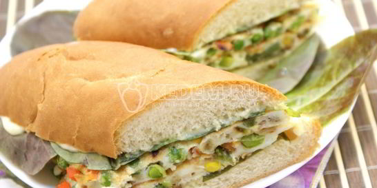 Бутерброд с овощами и омлетом