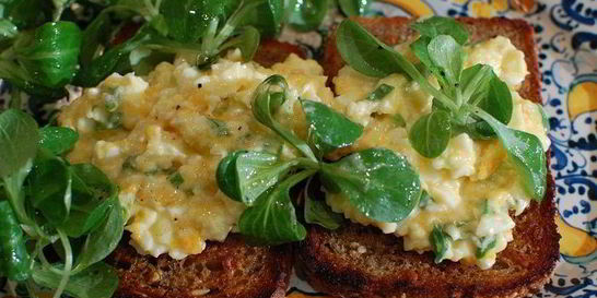 Бутерброд с яйцом и домашним майонезом