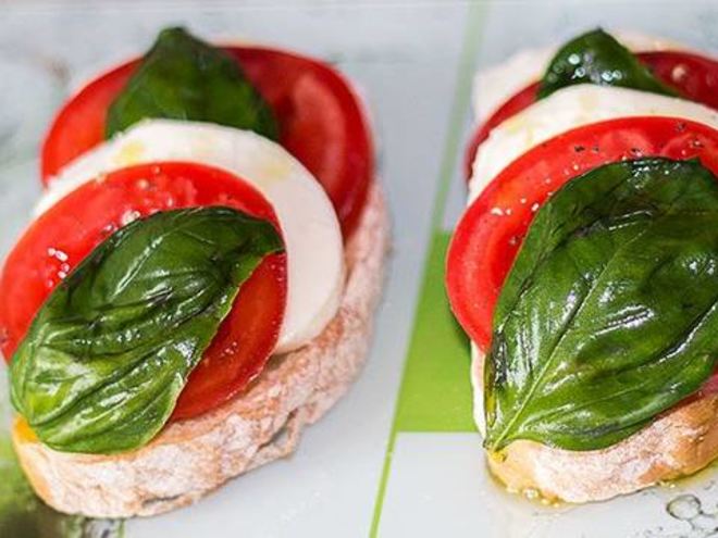 Рецепт бутербродов капрезе с моцареллой