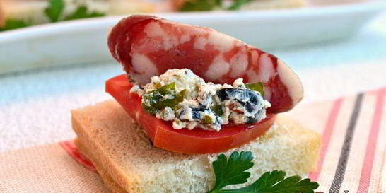 Бутерброды с фетой и сыровяленой колбасой