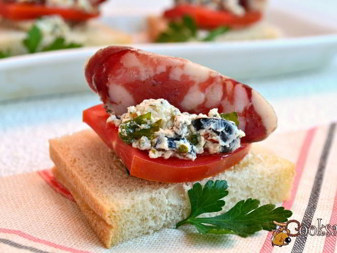 Рецепт бутербродов с фетой и сыровяленой колбасой