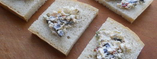 бутерброды с фетой и сыровяленой колбасой. Шаг 4