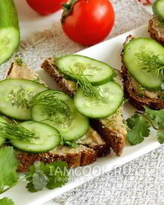 Бутерброды с икрой сельди и огурцом