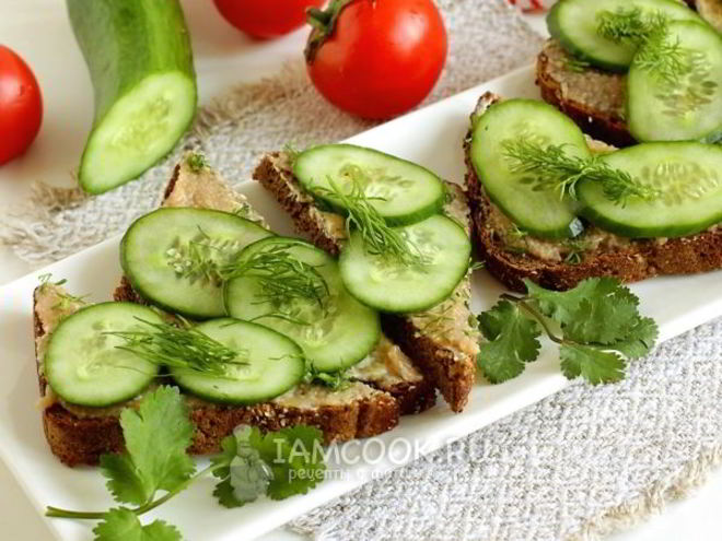 Рецепт бутербродов с икрой сельди и огурцом