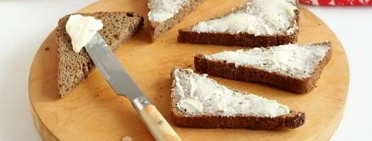 бутерброды с икрой сельди и огурцом. Шаг 7