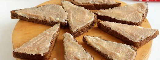 бутерброды с икрой сельди и огурцом. Шаг 8