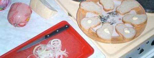 бутерброды с колбасой, сыром и помидорами. Шаг 6