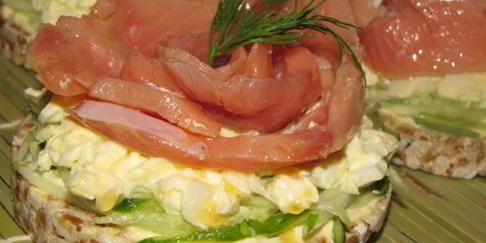 Бутерброды с огурцом и горбушей