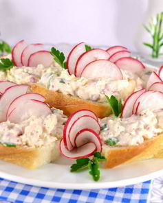 Бутерброды с пастой из редиса и плавленного сыра