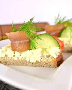 Бутерброды с плавленным сыром и копченой салакой