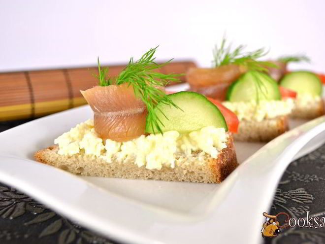 Рецепт бутербродов с плавленным сыром и копченой салакой