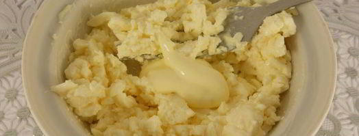 бутерброды с плавленным сыром и копченой салакой. Шаг 3