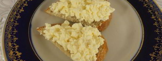 бутерброды с плавленным сыром и копченой салакой. Шаг 4