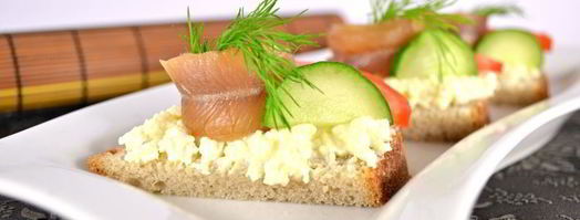 бутерброды с плавленным сыром и копченой салакой. Шаг 6