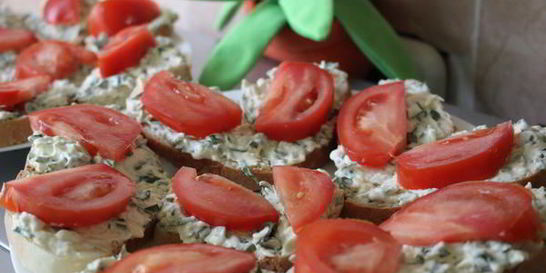 Бутерброды с зеленью и помидорами